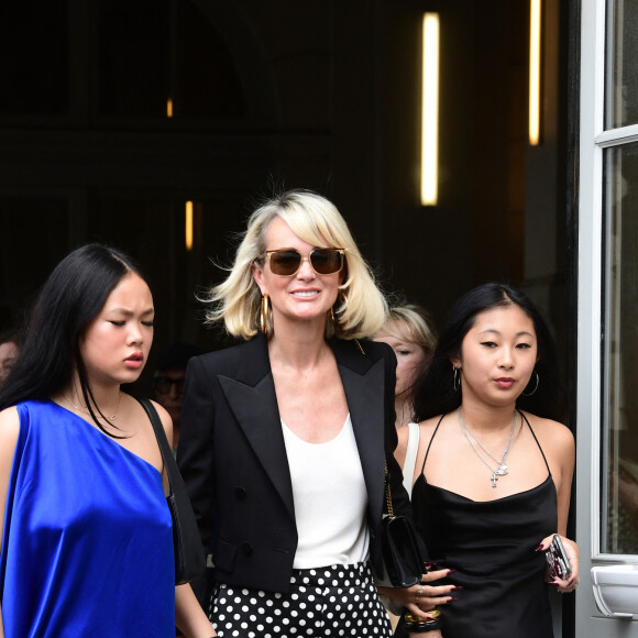 Elles viennent de passer presque un mois à St Barth dans leur maison.
Laeticia Hallyday et ses filles Jade et Joy à leur arrivée au mariage de Claude Lelouch à la mairie du 18ème à Paris. Le 17 juin 2023 