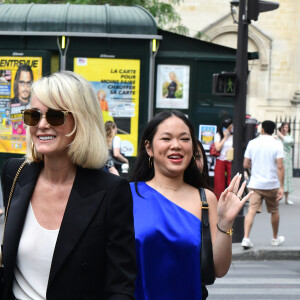 Laeticia Hallyday et ses filles Jade et Joy à leur arrivée au mariage de Claude Lelouch à la mairie du 18ème à Paris. Le 17 juin 2023