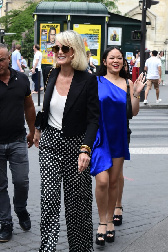 Laeticia Hallyday et ses filles Jade et Joy à leur arrivée au mariage de Claude Lelouch à la mairie du 18ème à Paris. Le 17 juin 2023