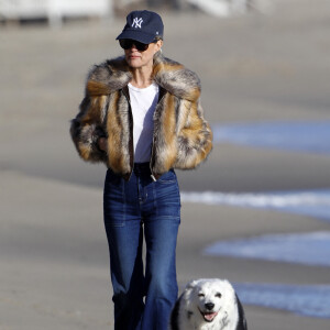 Exclusif - Laeticia Hallyday sur une plage de Malibu avec sa chienne Cheyenne le 11 février 2023.