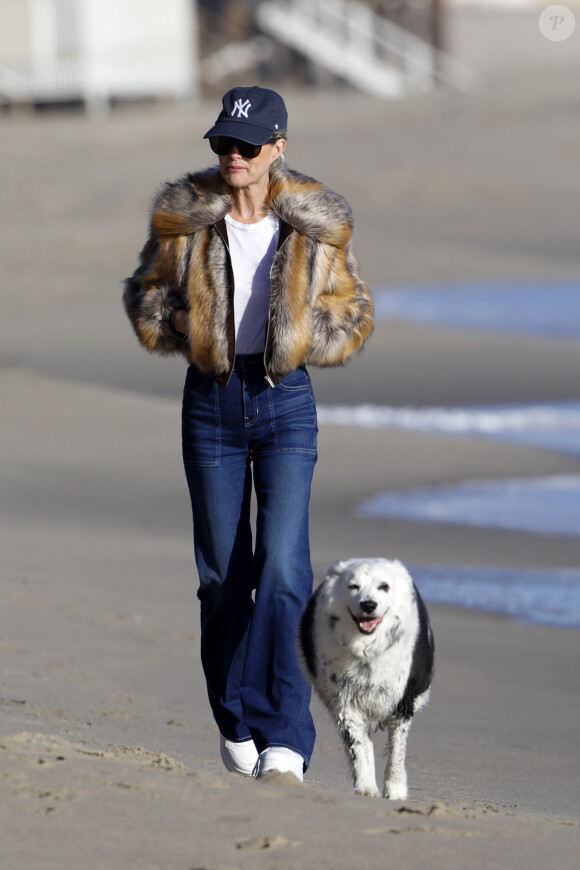 Exclusif - Laeticia Hallyday sur une plage de Malibu avec sa chienne Cheyenne le 11 février 2023.