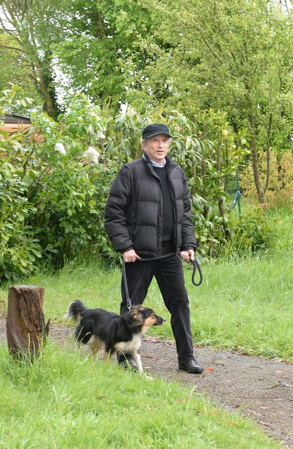 Exclusif - Michel Drucker et sa chienne Isia au refuge de l'Arche à Château-Gontier à l'occasion du deuxième week-end de la protection animale le 1er mai 2015 (DANIEL ANGELI / BESTIMAGE)