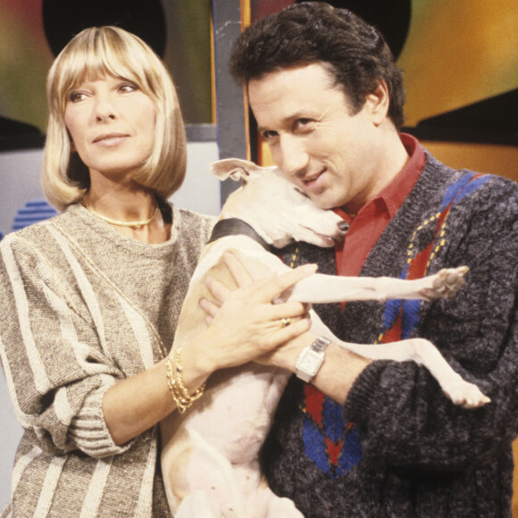 En France, à Paris, sur le plateau, Dany SAVAL, son épouse, et Michel DRUCKER tenant ensemble leur chienne Whippet ZAZA 10/11/1986. © Bertrand Leguay via Bestimage