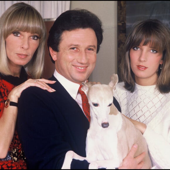 Michel Drucker avec son épouse Dany Saval et sa belle fille Stéfanie Jarre en 1986 - avec leur chienne Zaza.