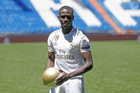 "Il est sélectionné le jeudi, et je suis averti une semaine après, la veille du rassemblement, qu'il ne peut pas nous rejoindre parce qu'il se fait soigner", conclut-il sur Ferland Mendy
 
Le président du Real de Madrid Florentino Pérez présente le joueur Ferland Mendy au stade Santiago-Bernabéu le 19 juin 2019.