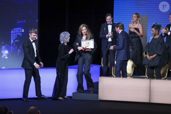 Jane Fonda, Justine Triet (Palme d'Or pour le film "Anatomie d'une chute"), Paul Dano, Ruben Ostlund, Julia Ducournau, Rungano Nyoni - Cérémonie de clôture du 76ème Festival International du Film de Cannes, au Palais des Festivals à Cannes. Le 27 mai 2023 © Borde-Jacovides-Moreau / Bestimage