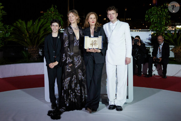 Milo Machado Graner, Sandra Hüller, Justine Triet, Palme d'Or 2023 pour "Anatomie d'une chute", Antoine Reinartz - Photocall des palmes lors de la 76ème édition du festival international du film de Cannes le 27 mai 2023. © Borde / Jacovides / Moreau / Bestimage