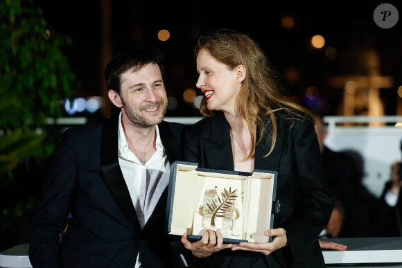 Justine Triet, Palme d'Or 2023 pour "Anatomie d'une chute" et Arthur Harari - Photocall des palmes lors de la 76ème édition du festival international du film de Cannes le 27 mai 2023. © Borde / Jacovides / Moreau / Bestimage