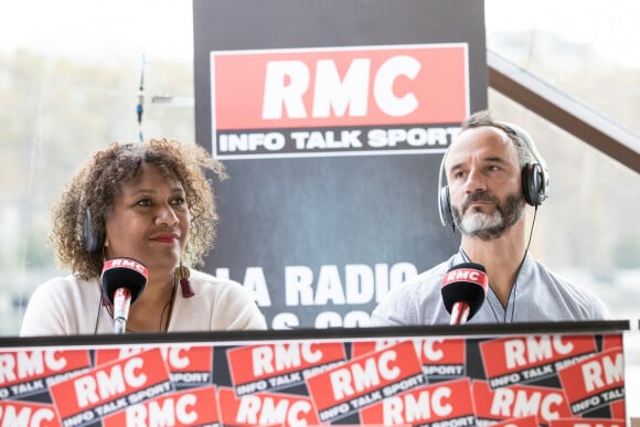 Entre 1983 et 2007, elle a été détentrice du record de saut en hauteur en France. Dorénavant, l'ex-sportive officie principalement en tant que chroniqueuse à la radio !
Maryse Ewanjé-Epée et Eric Di Meco lors des 10 ans de l'émission de RMC "Super Moscato Show" en direct depuis la péniche Jean Bruel à Paris, le 16 novembre 2017. © Cyril Moreau/Bestimage