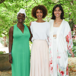 L'ex-Miss portait une ravissante jupe beige associée à un tshirt blanc. Tenue simple et classe.
Mata Gabin, Sonia Rolland et Esther Rollande - Photocall du film "Un destin inattendu" lors de la 16ème édition du festival du film francophone (FFA) à Angoulême le 24 août 2023. © Coadic Guirec / Bestimage 