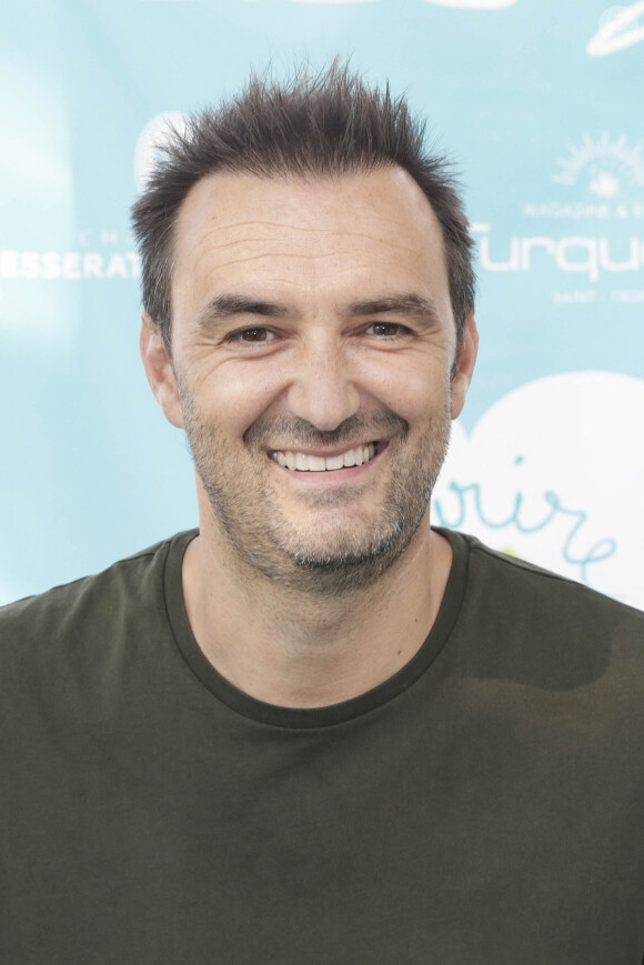 Cyril Lignac lors d'un tournoi de pétanque place des Lices organisé par le magazine Turquoise pour l'association Sourire à la vie à Saint-Tropez le 10 août 2022. © Jack Tribeca / Bestimage  