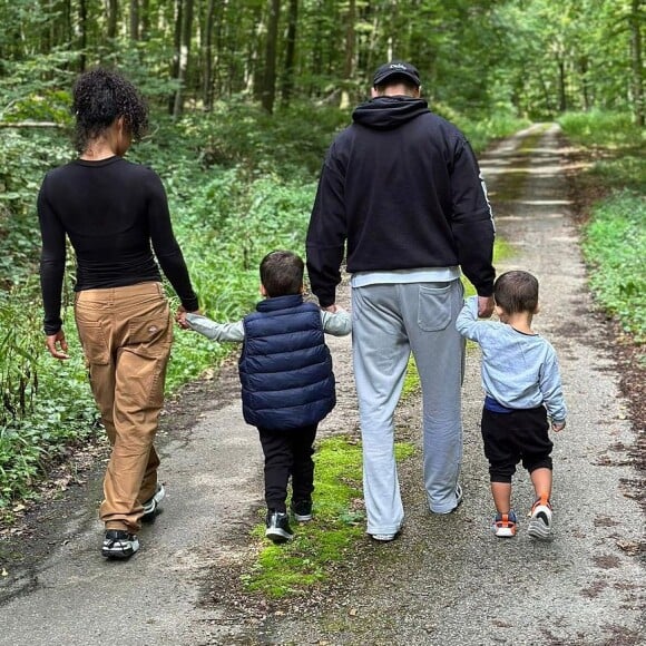 "La campagne, ça vous gagne. Les enfants sont des fous de nature, d'animaux, d'insectes et ce n'est pas pour nous déplaire", a écrit Matt Pokora