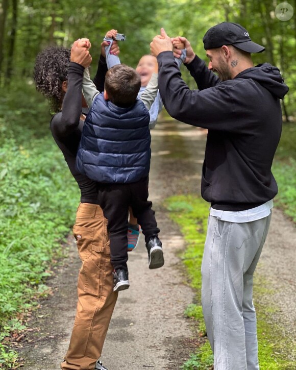 Quelques semaines plus tôt, le chanteur avait dévoilé des photos de ses vacances sur l'île de Sardaigne avec sa compagne et ses amis sportifs, dont Tony Parker