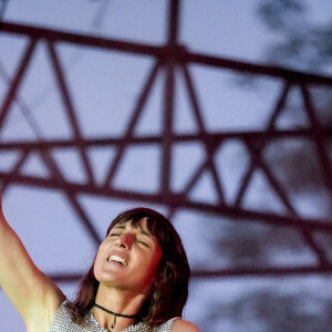 Juliette Armanet en concert sur la scène du Printemps de Pérouge au château de Saint-exupéry à Saint-Maurice de Rémens le 2 juillet 2023.