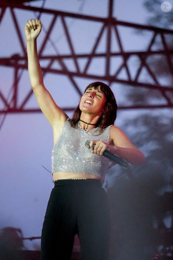 Juliette Armanet en concert sur la scène du Printemps de Pérouge au château de Saint-exupéry à Saint-Maurice de Rémens le 2 juillet 2023.