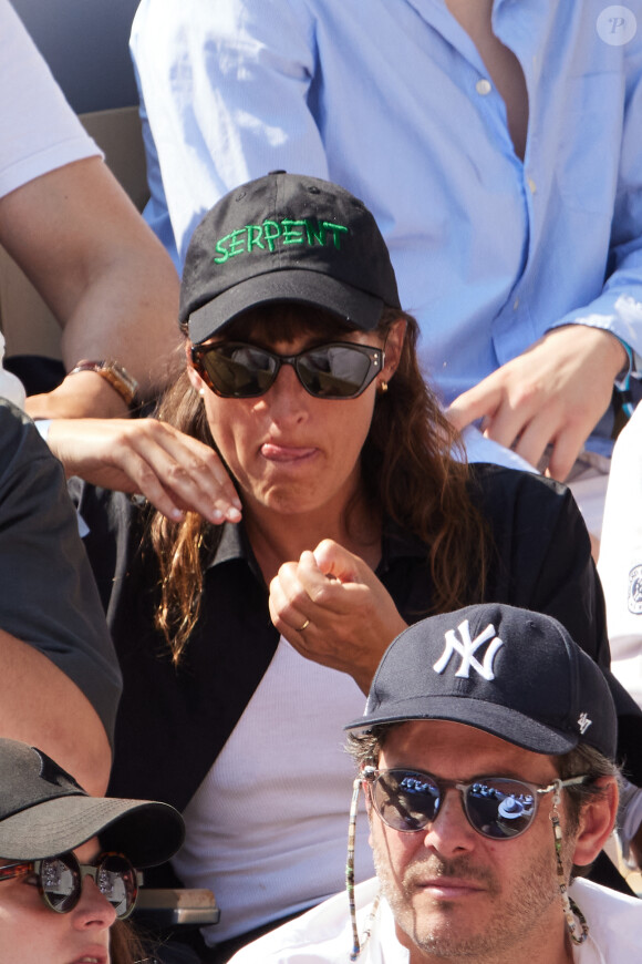 Juliette Armanet en tribunes lors des Internationaux de France de tennis de Roland Garros 2023, à Paris, France, le 6 juin 2023. © Jacovides-Moreau/Bestimage 