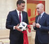 Le président de la fédération espagnole de football est dans la tourmente

Le premier ministre espagnol Pedro Sanchez et le président de la RFEF Luis Rubiales lors d'une réunion à Madrid. Le 12 septembre 2018