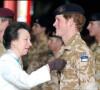 Plus globalement, c'est un réseau d'aide qui lui a manqué.
La princesse Anne - Le prince Harry avec l'armée britannique, remise de médailles à son retour d'Afghanistan.