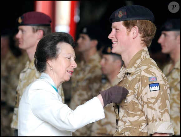 Plus globalement, c'est un réseau d'aide qui lui a manqué.
La princesse Anne - Le prince Harry avec l'armée britannique, remise de médailles à son retour d'Afghanistan.