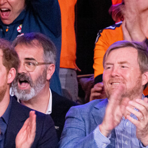 C'est pour ça qu'il a créé les Invictus Games. 
Prince Harry et Willem-Alexander lors de la finale de basket-ball en chaise roulante aux Invictus Games 2020 à La Haye le 22 avril 2022 