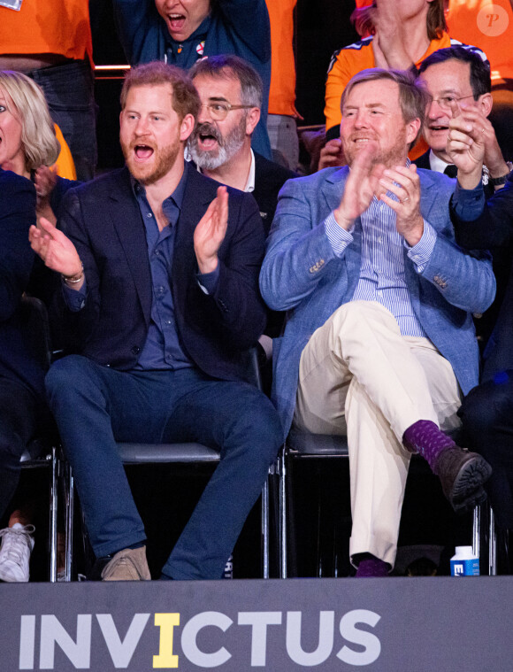 C'est pour ça qu'il a créé les Invictus Games. 
Prince Harry et Willem-Alexander lors de la finale de basket-ball en chaise roulante aux Invictus Games 2020 à La Haye le 22 avril 2022 