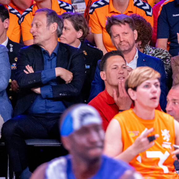 Mart de Kruif, le prince Harry, le roi Willem-Alexander des Pays-Bas, la princesse Margriet, le prince Pieter-Christiaan lors de la finale de basket-ball en chaise roulante aux Invictus Games 2020 à La Haye le 22 avril 2022 
