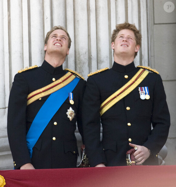 Il n'a jamais pu en parler avec eux, explique-t-il.
Le prince William et le prince Harry regardent le défilé aérien depuis le balcon du palais de Buckingham pendant Trooping the Colour le jour de l'anniversaire de la reine 2008, à Londres, Royaume Uni, le 10 juin 2008. 