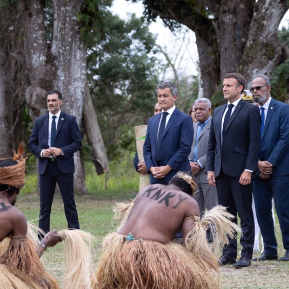 Emmanuel Macron, président de la République Française, assiste à une cérémonie honorifique à Touho, dans le cadre de son voyage officiel en Nouvelle-Calédonie. Touho, le 25 juillet 2023. © Raphael Lafargue/Pool/Bestimage 