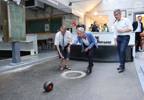 Semi Exclusif - La première ministre Elisabeth Borne joue aux boules traditionnelles du Nord avec Gérald Darmanin lors de sa rentrée politique à Tourcoing le 27 août 2023. © Sébastien Valente / Bestimage  