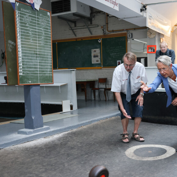 Semi Exclusif - La première ministre Elisabeth Borne joue aux boules traditionnelles du Nord avec Gérald Darmanin lors de sa rentrée politique à Tourcoing le 27 août 2023. © Sébastien Valente / Bestimage  