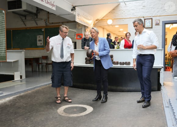 Semi Exclusif - La première ministre Elisabeth Borne joue aux boules traditionnelles du Nord avec Gérald Darmanin lors de sa rentrée politique à Tourcoing le 27 août 2023. © Sébastien Valente / Bestimage  