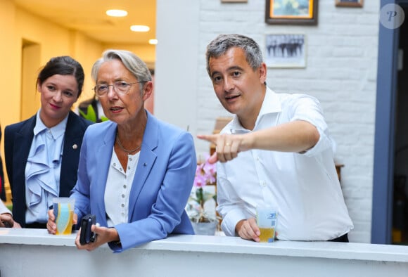 Semi Exclusif - La première ministre Elisabeth Borne joue aux boules traditionnelles du Nord avec Gérald Darmanin lors de sa rentrée politique à Tourcoing le 27 août 2023. © Sébastien Valente / Bestimage  