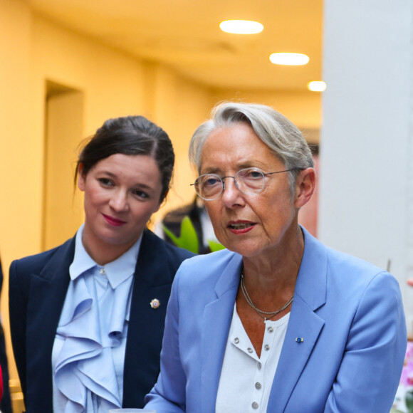 Semi Exclusif - La première ministre Elisabeth Borne joue aux boules traditionnelles du Nord avec Gérald Darmanin lors de sa rentrée politique à Tourcoing le 27 août 2023. © Sébastien Valente / Bestimage  