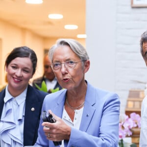 Semi Exclusif - La première ministre Elisabeth Borne joue aux boules traditionnelles du Nord avec Gérald Darmanin lors de sa rentrée politique à Tourcoing le 27 août 2023. © Sébastien Valente / Bestimage  