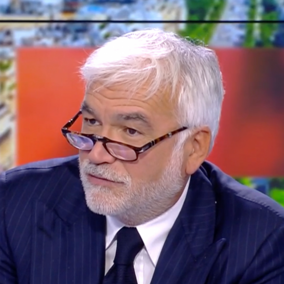 Pascal Praud sur le plateau de "L'heure des pros" pour CNews.