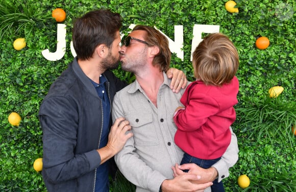 Christophe Beaugrand, son mari Ghislain Gerin et leur fils Valentin - Soirée d'anniversaire des 5 ans de la marque Joone, sur la péniche La Barge à Issy-les-Moulineaux. Paris, le 30 juin 2022 © Veeren / Bestimage