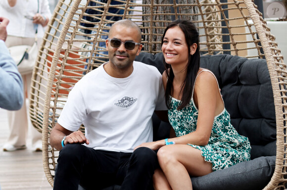 Tony Parker et sa compagne Alizé Lim au village lors des Internationaux de France de tennis de Roland Garros 2023, à Paris, France, le 11 juin 2023. © Jacovides-Moreau/Bestimage