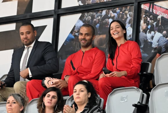 Gaetan Muller, Tony Parker et sa compagne Alizé Lim portent la tenue du film "La casa de papel" - Match de basket d'Euroleague entre le LDLC ASVEL contre Baskonia Vitoria à Villeurbanne le 28 octobre 2022.