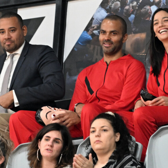 Gaetan Muller, Tony Parker et sa compagne Alizé Lim portent la tenue du film "La casa de papel" - Match de basket d'Euroleague entre le LDLC ASVEL contre Baskonia Vitoria à Villeurbanne le 28 octobre 2022.