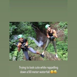 Ils ont ensuite fait du canyoning pour arriver en bas d'une cascade
 