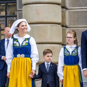 A noter qu'ils ont 2 enfants ensemble : Estelle et Oscar.
La princesse Victoria, le prince Daniel de Suède et leurs enfants la princesse Estelle et le prince Oscar de Suède lancent la "Journée portes ouvertes des châteaux" au Palais Royal de Stockholm lors de la Fête Nationale, le 6 juin 2022. 