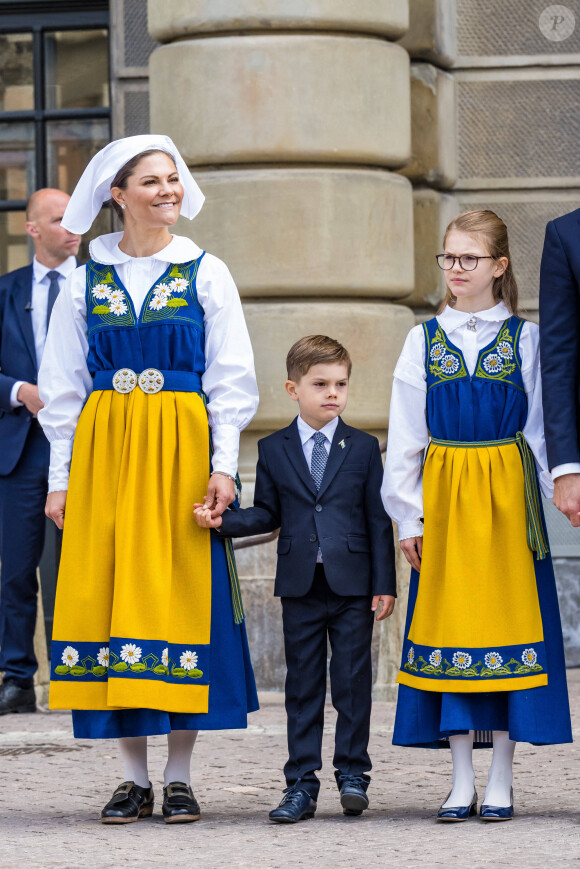 A noter qu'ils ont 2 enfants ensemble : Estelle et Oscar.
La princesse Victoria, le prince Daniel de Suède et leurs enfants la princesse Estelle et le prince Oscar de Suède lancent la "Journée portes ouvertes des châteaux" au Palais Royal de Stockholm lors de la Fête Nationale, le 6 juin 2022. 