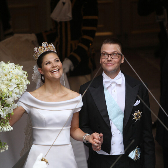 Déclarant notamment que ces rumeurs avaient eu de "graves conséquences" sur sa famille.
La princesse Victoria et le prince Daniel de Suède lors de leur mariage le 19 juin 2010. Photo par Urban Andersson