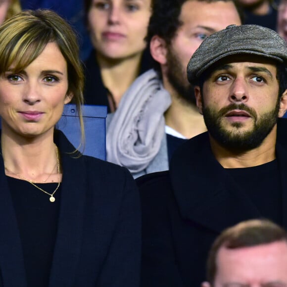 Isabelle Ithurburu et son compagnon Maxim Nucci - People dans les tribunes du Parc des Princes lors du Match PSG contre Nice le 27 octobre 2017. © Giancarlo Gorassini/Bestimage