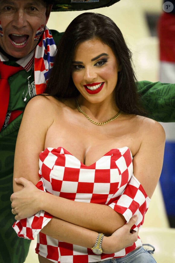 Ivana Knöll, la sulfureuse supportrice croate en tribune du match de football de demi-finale opposant l'Argentine à la Croatie lors de la coupe du Monde au stade Lusail à Doha au Qatar, le 13 décembre 2022. © Jean-Baptiste Autissier/Panoramic/Bestimage