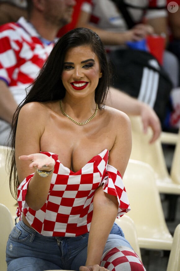 Ivana Knöll, la sulfureuse supportrice croate en tribune du match de football de demi-finale opposant l'Argentine à la Croatie lors de la coupe du Monde au stade Lusail à Doha au Qatar, le 13 décembre 2022. © Jean-Baptiste Autissier/Panoramic/Bestimage