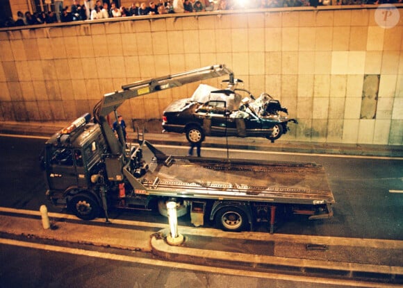 Photo après l'accident mortel de Lady Diana et Dodi Al Fayed sous le pont de l'Alma à Paris le 31 août 1997.
