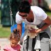 Halle Berry est retombée en enfance avec sa fillette Nahla au parc à Beverly Hills. Le 5 mars 2010