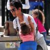 Halle Berry et sa fillette Nahla au parc à Beverly Hills. Le 5 mars 2010