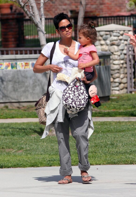 Halle Berry n'a d'yeux que pour sa fillette Nahla au parc à Beverly Hills. Le 5 mars 2010